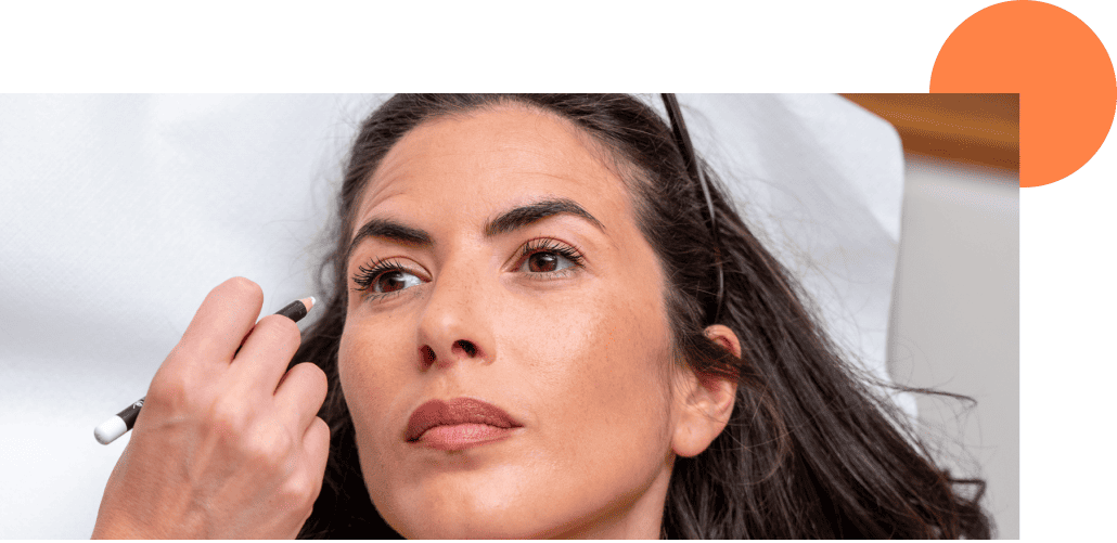 Séance d'injection de botox sur le front d'une femme