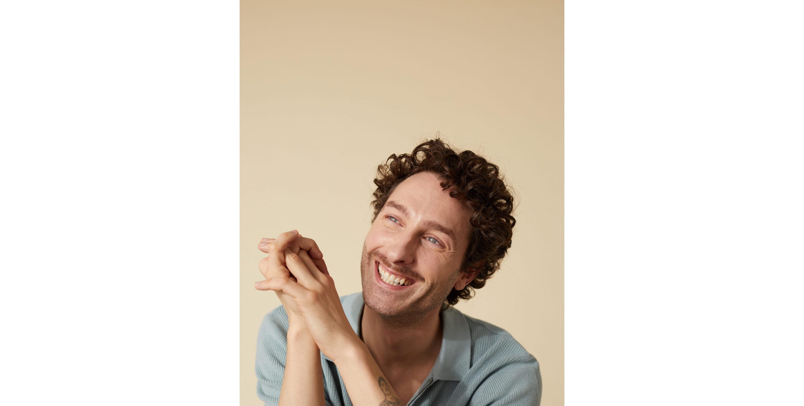 Un homme qui a les joues creusées