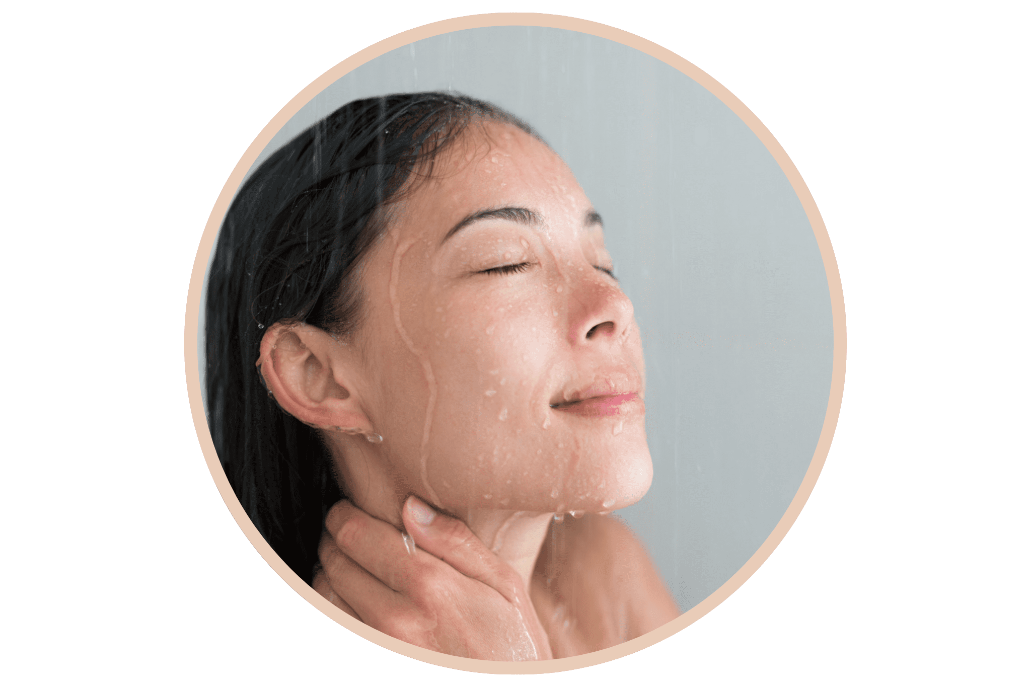 Une femme qui se lave le visage