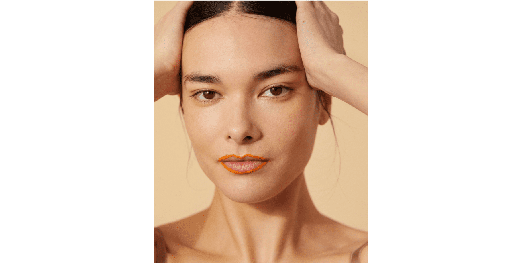 Une femme qui a des lèvres fines