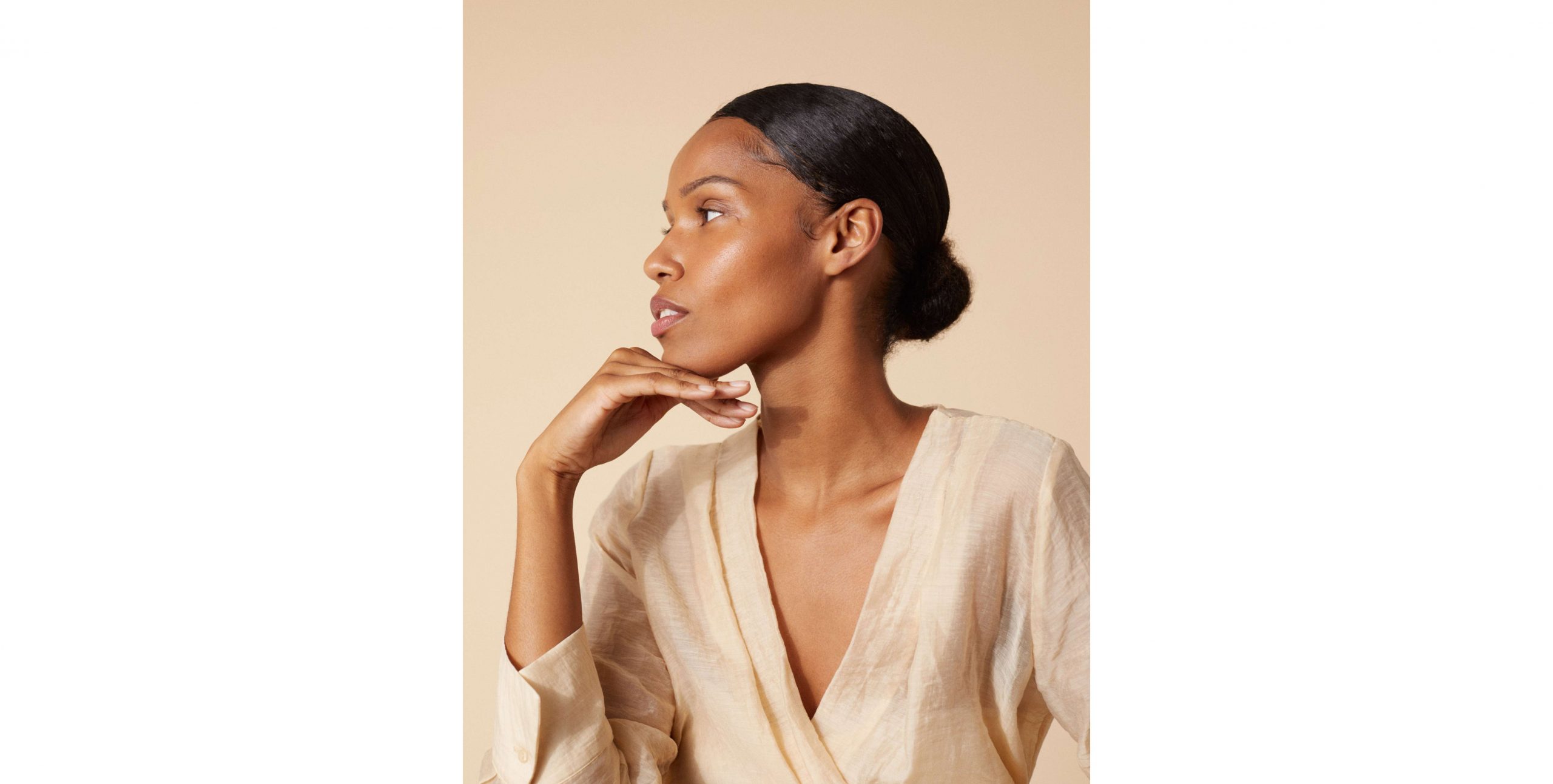 Une femme qui veut affiner sa mâchoire carrée