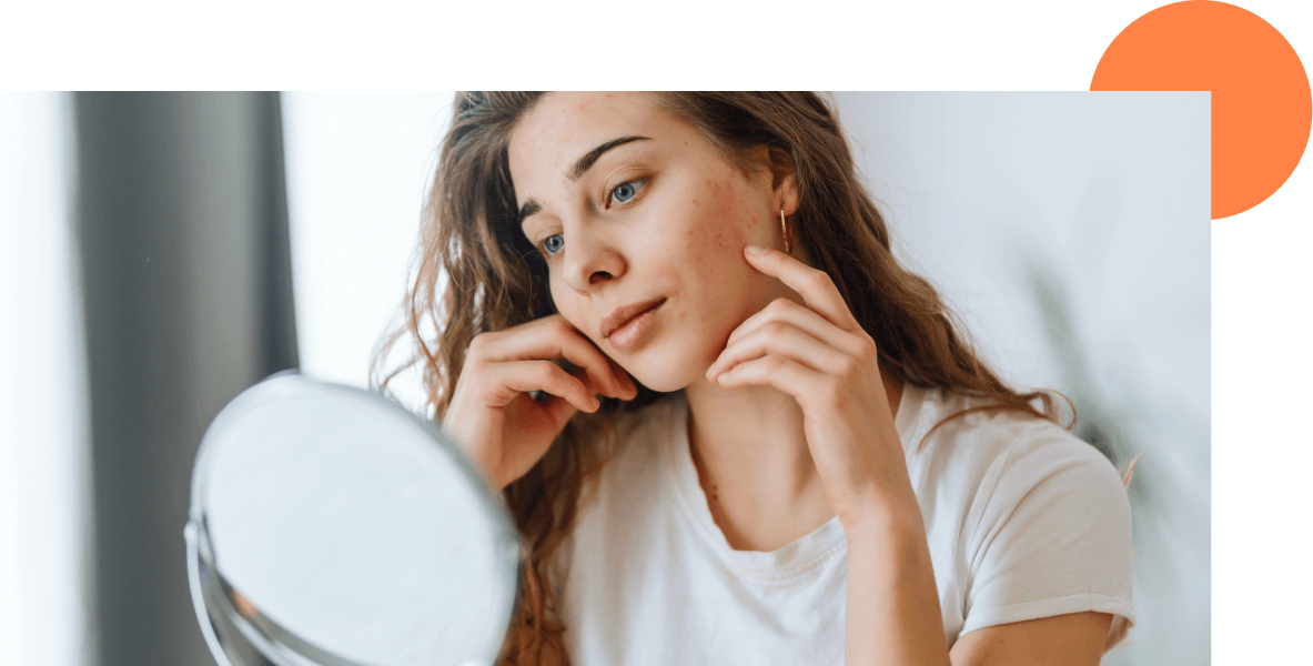 femme qui se regarde dans un miroir