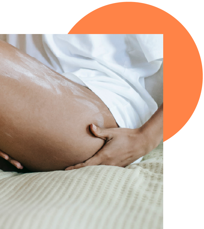 application de crème sur les fesses et cuisses