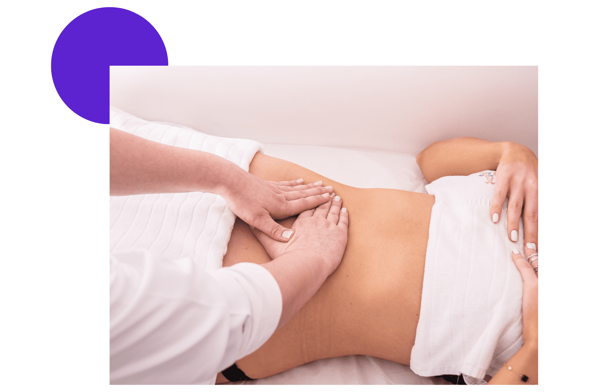 massage drainant sur le ventre d'une femme