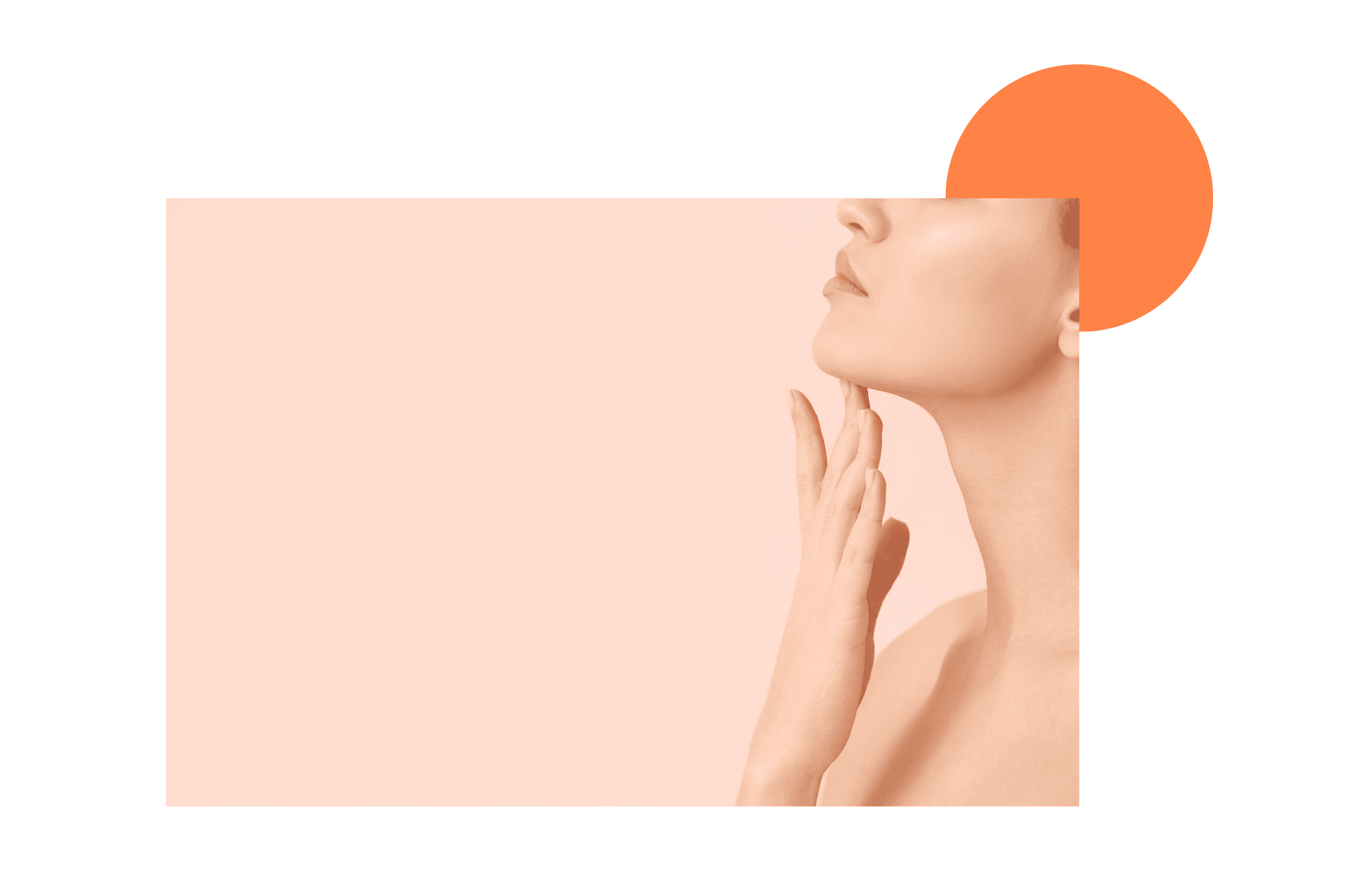 une femme qui touche son menton