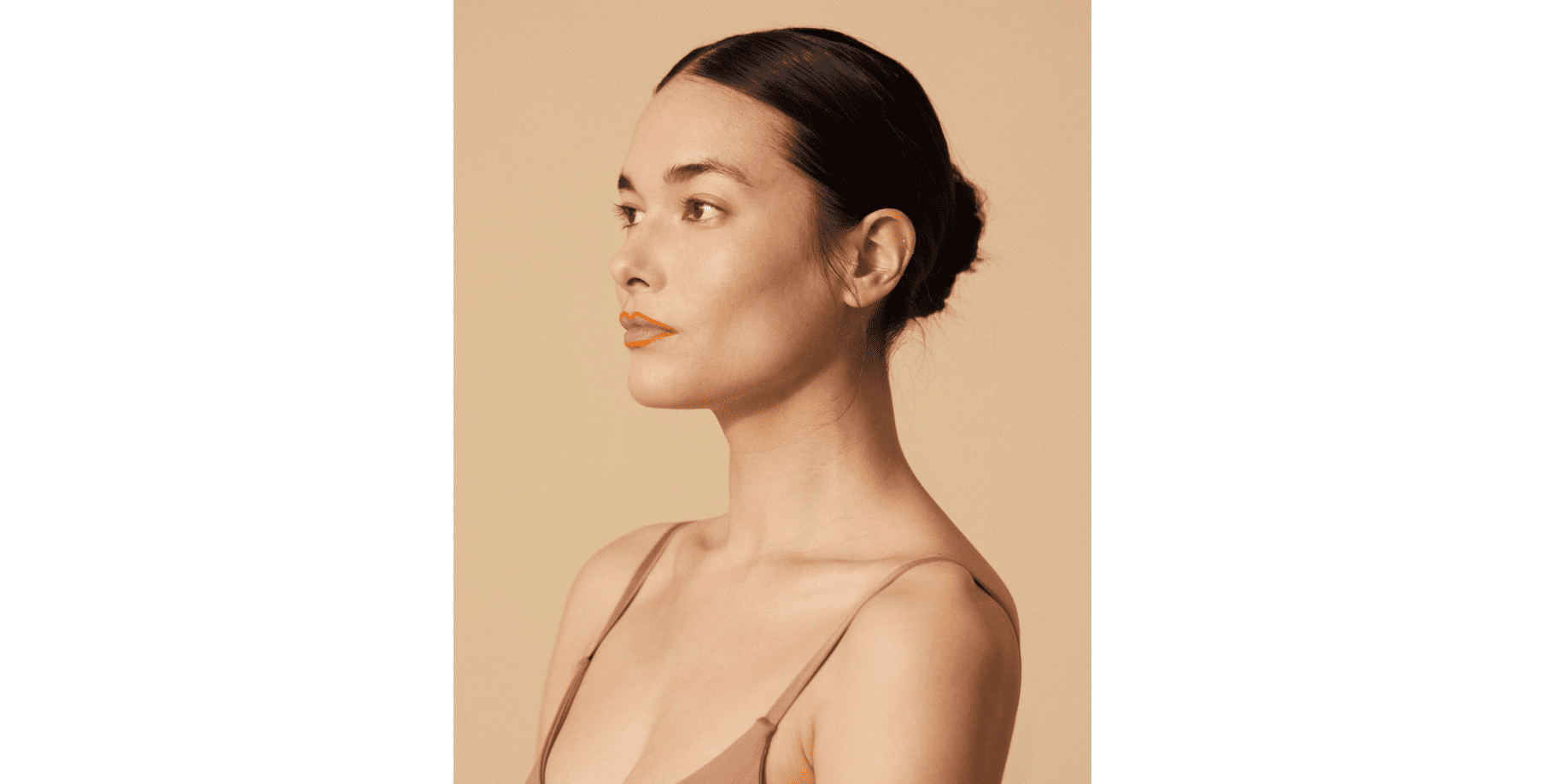 Une femme qui a fait une rhinoplastie médicale pour relever son nez