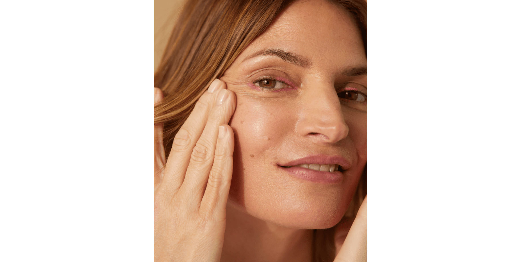 Une femme âgée qui a des pattes d'oie à cause du relâchement de la peau au niveau des yeux