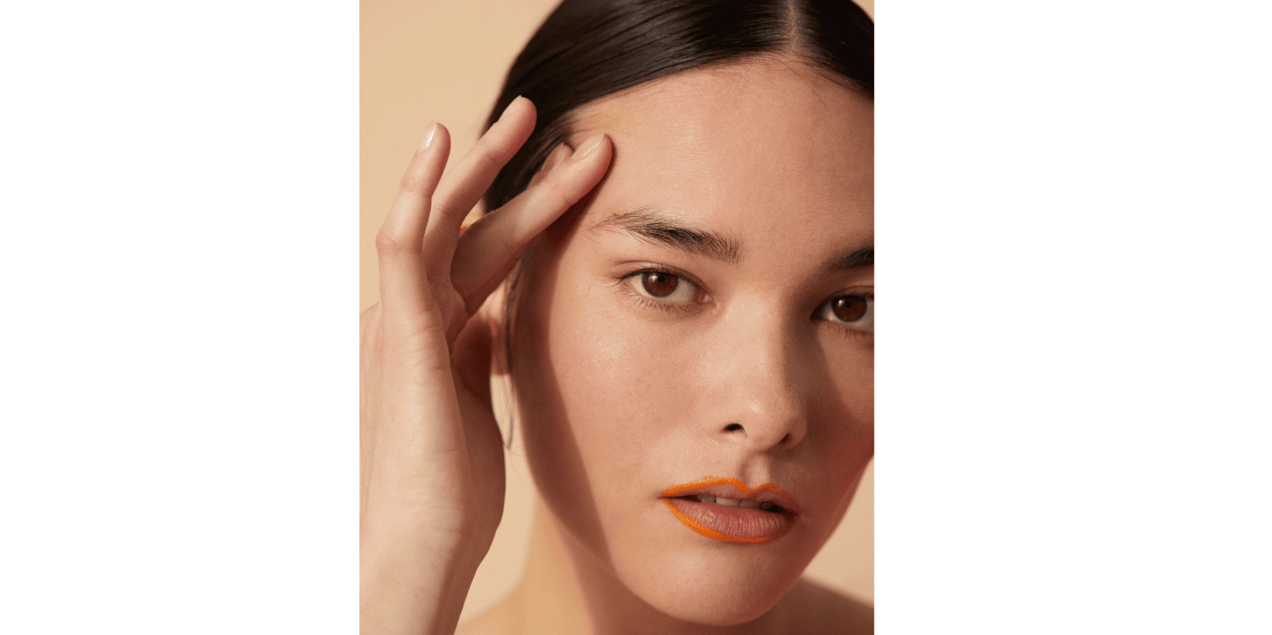 Une femme qui a les paupières qui tombent