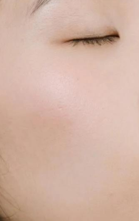 peau lisse d'une femme asiatique grâce à la crème