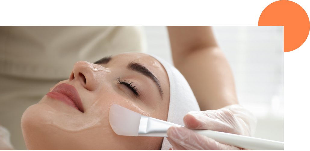 Séance de peeling pour améliorer l'état de la peau d'une femme