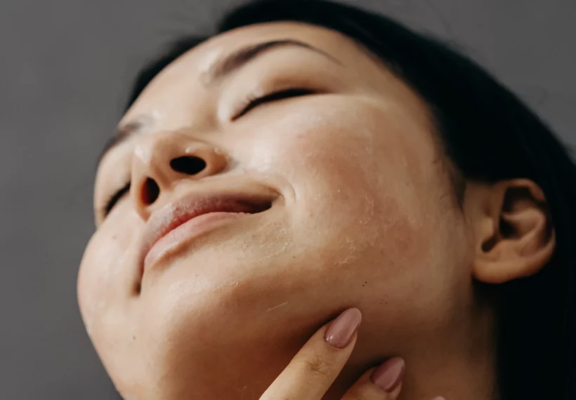 fille qui prend soin de sa peau après une journée entourée de pollution