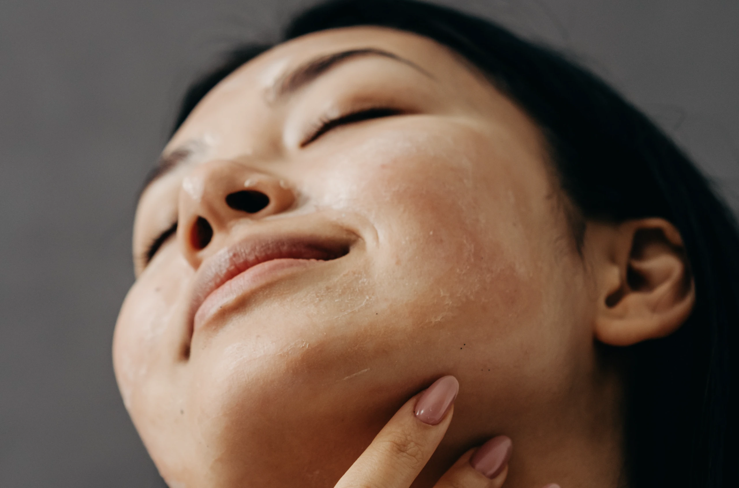 fille qui prend soin de sa peau après une journée entourée de pollution