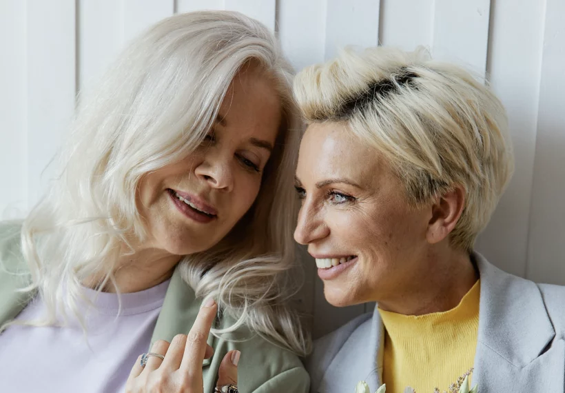 2 femmes contentes de rajeunir leur regard