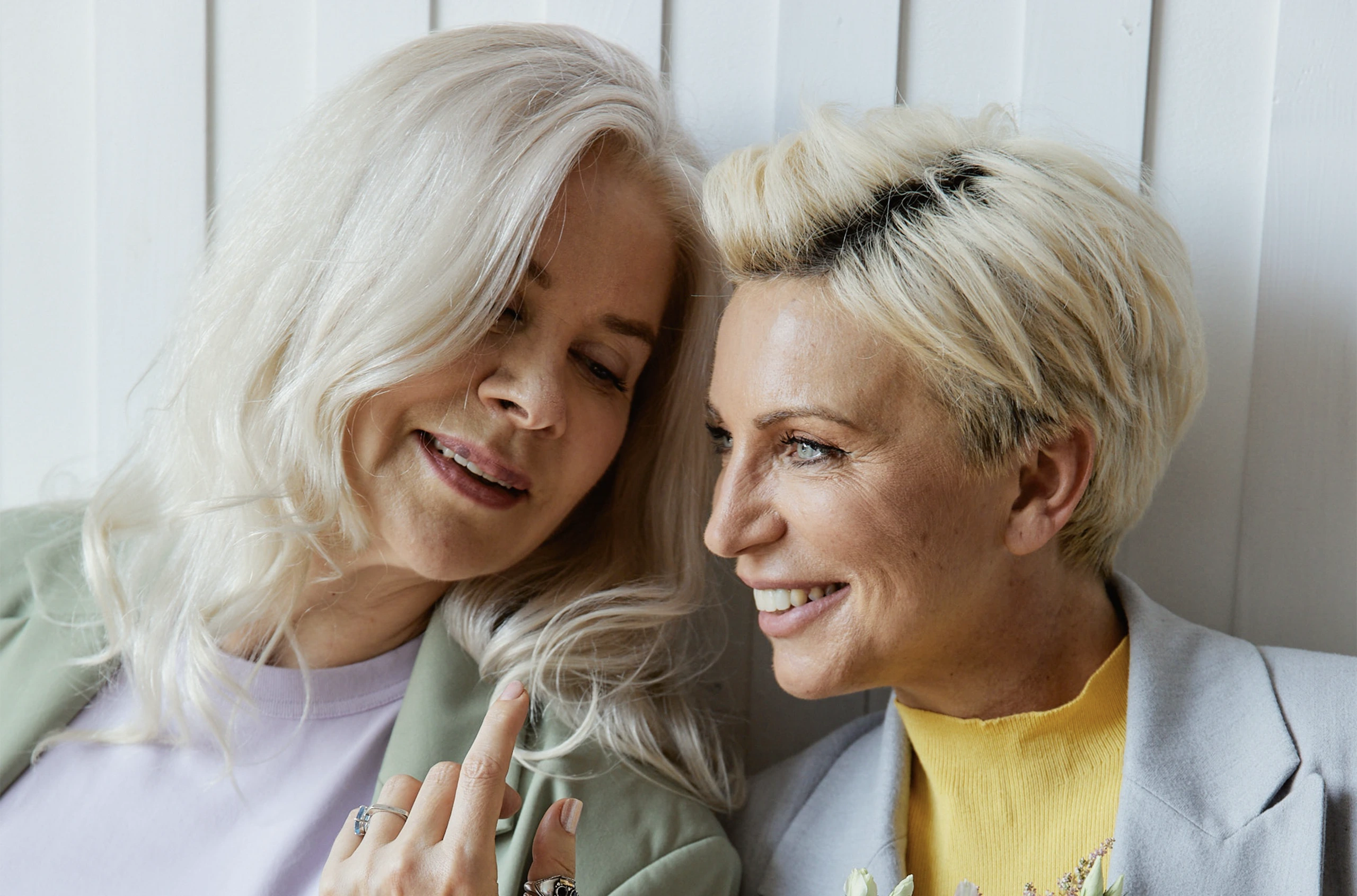 2 femmes contentes de rajeunir leur regard