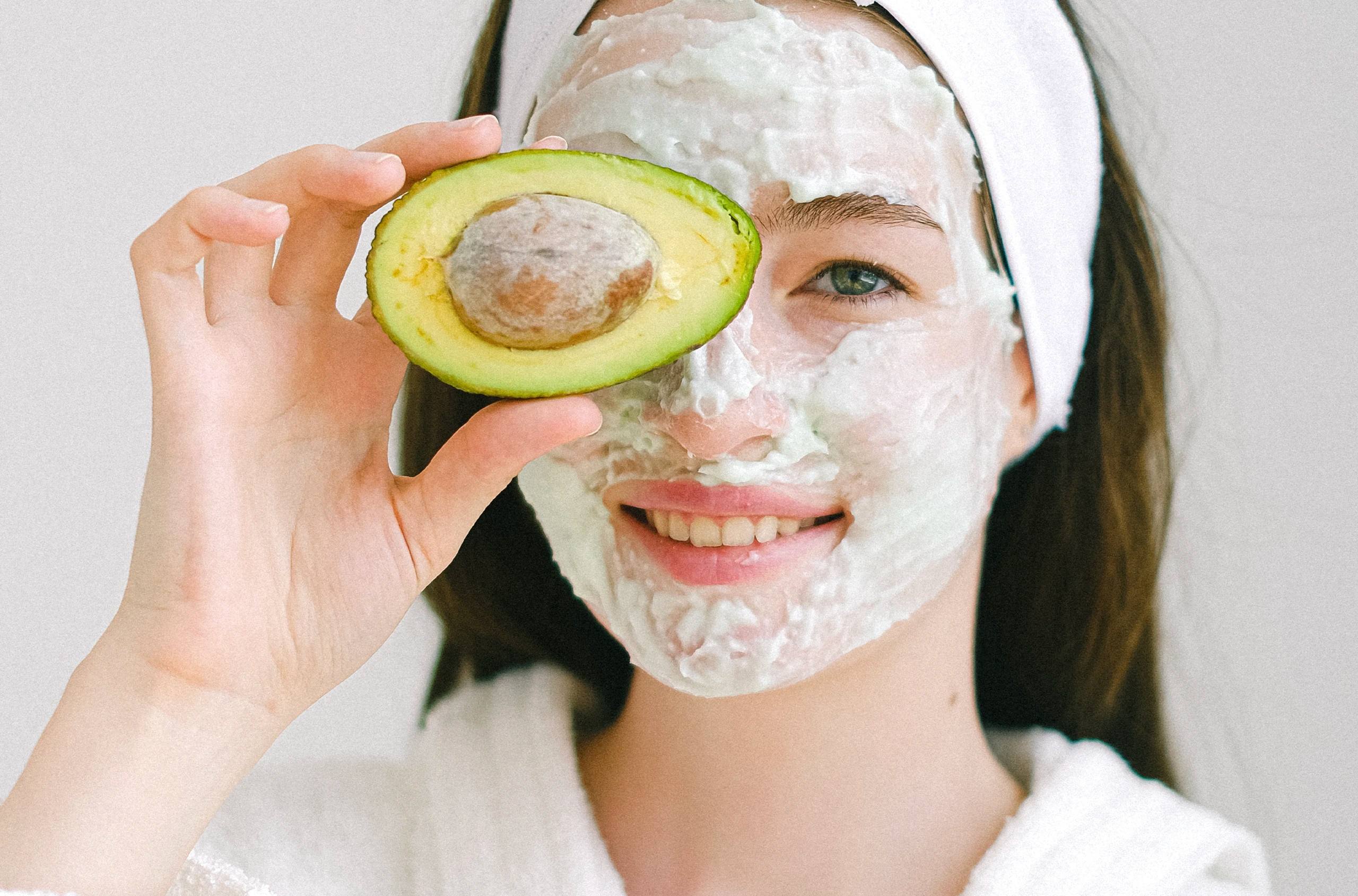 fille avec un masque maison pour le visage à l'avocat