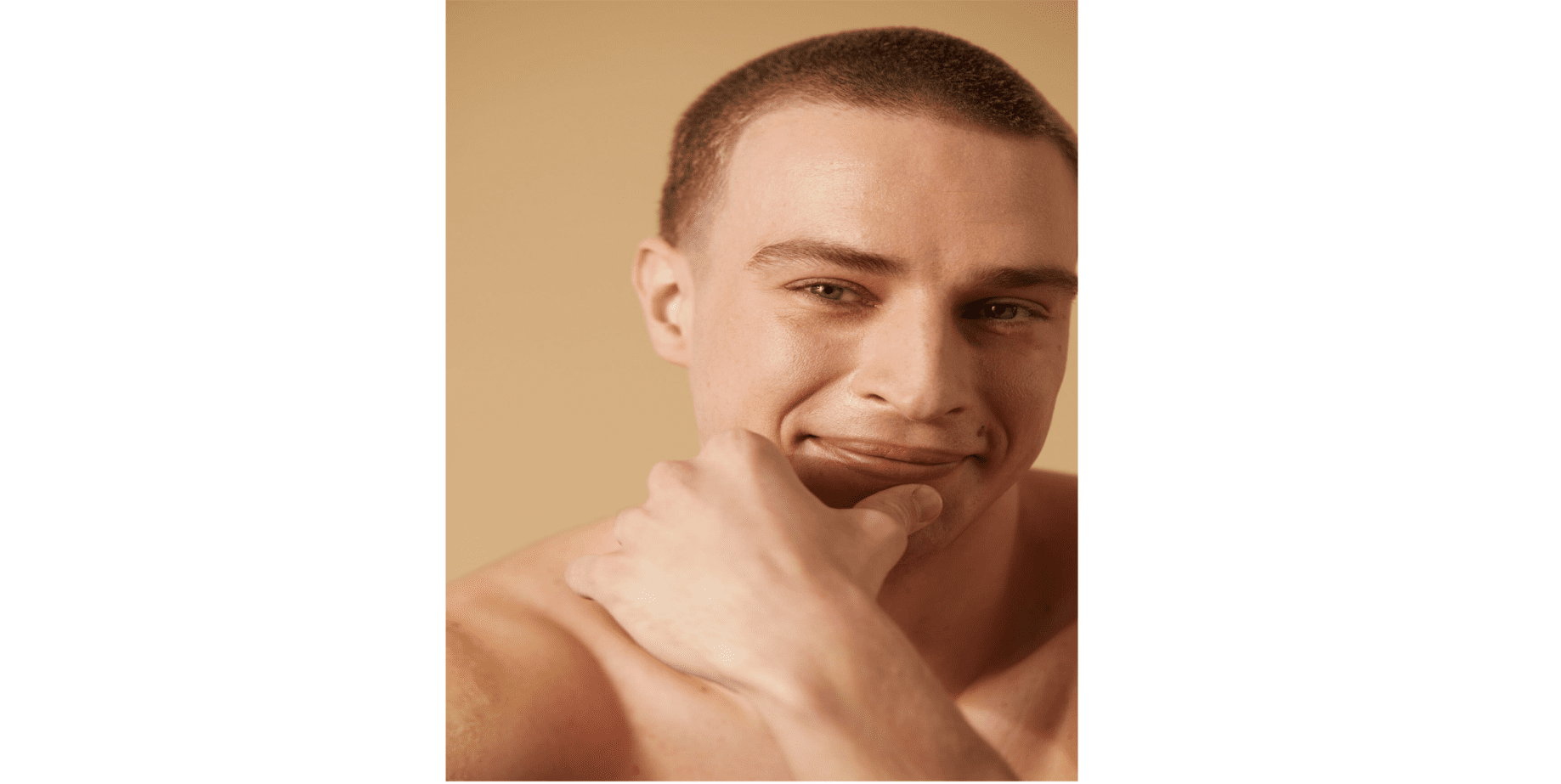 visage masculin avec un air triste à cause de plis d'amertume