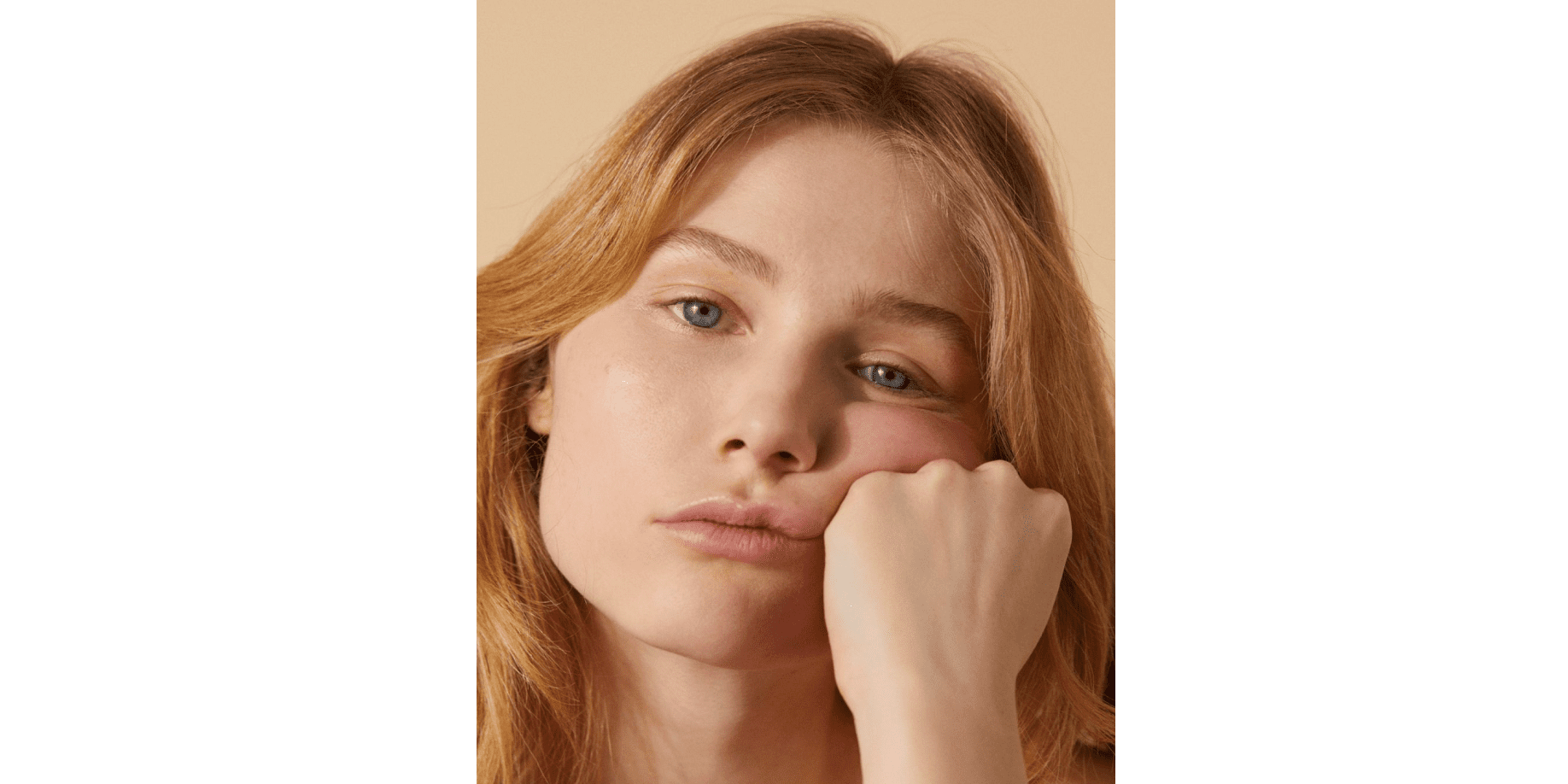 Une femme qui a les pommettes tombantes