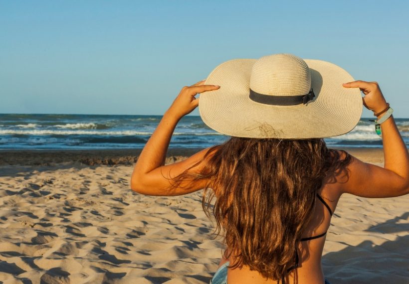 Femme qui protège ses cheveux des rayons de soleil