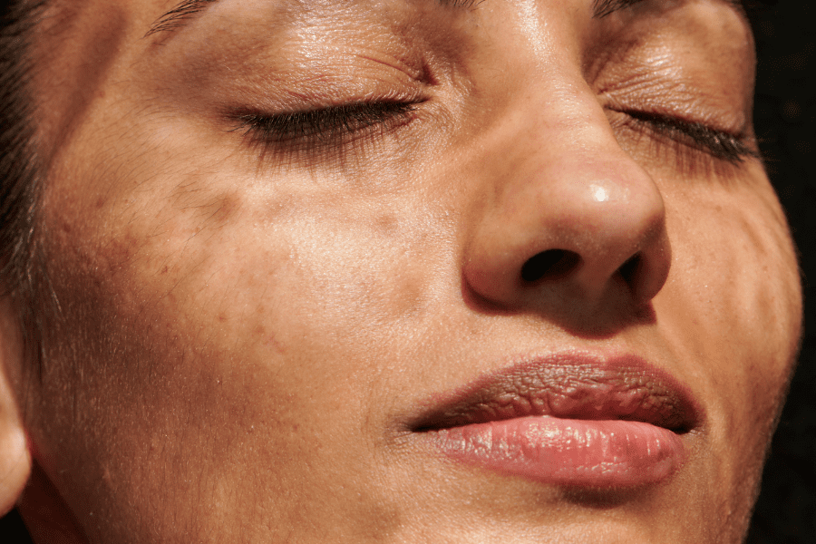 Femme qui souhaite raffermir l'ovale de son visage et qui prend rdv chez aesthé