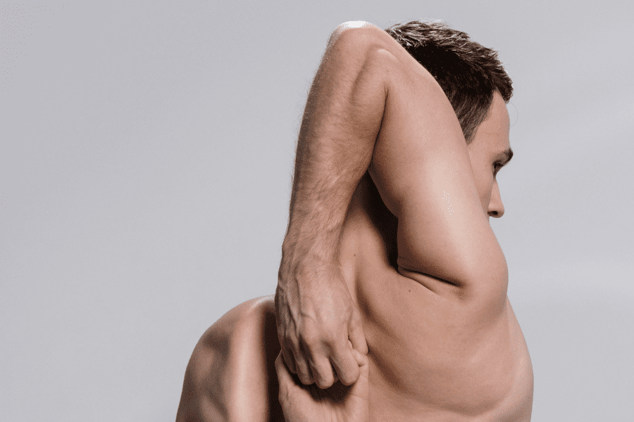 jeune homme qui étire ses bras pour un meilleur raffermissement