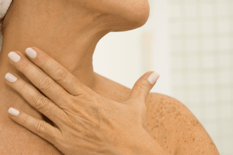 zoom sur le l'ovale du visage et le cou d'une femme