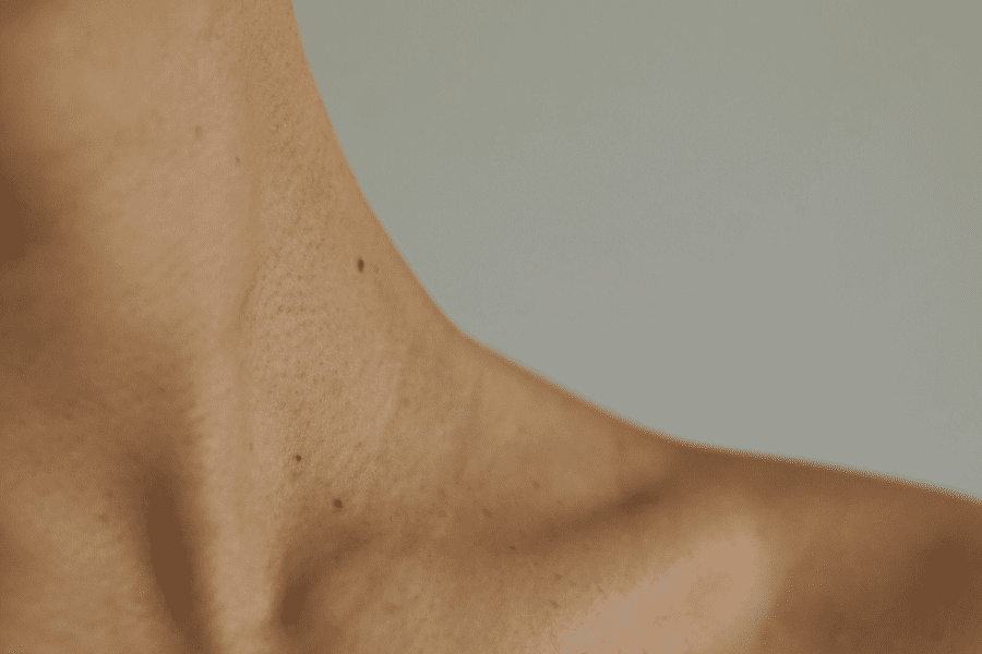 zoom sur le cou d'un homme qui souhaite raffermir son cou