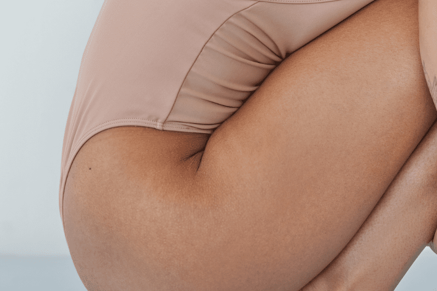 Zoom sur les cuisses raffermies d''une femme