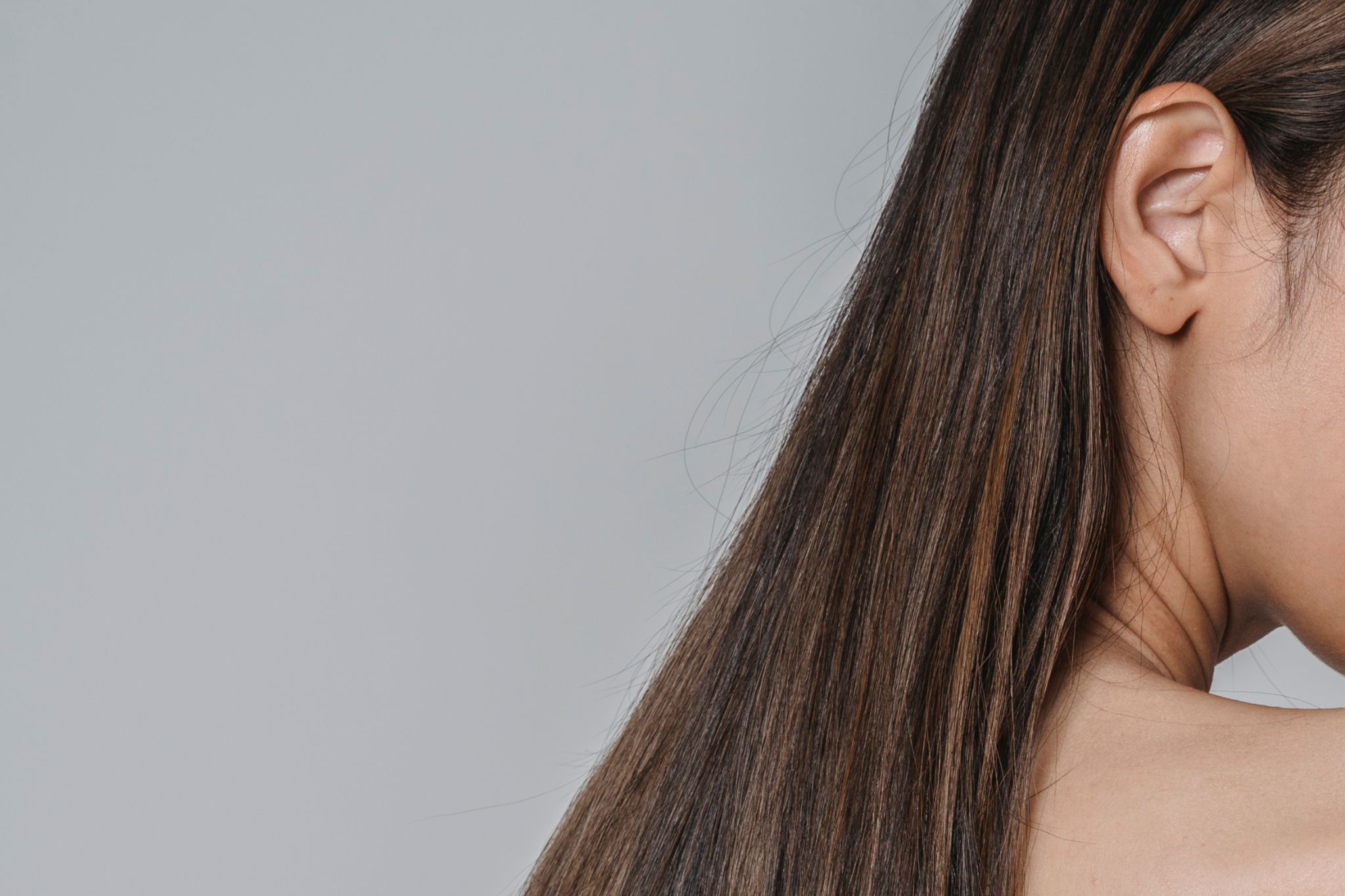 Une personne qui a les cheveux qui repoussent grâce aux bains d'huile