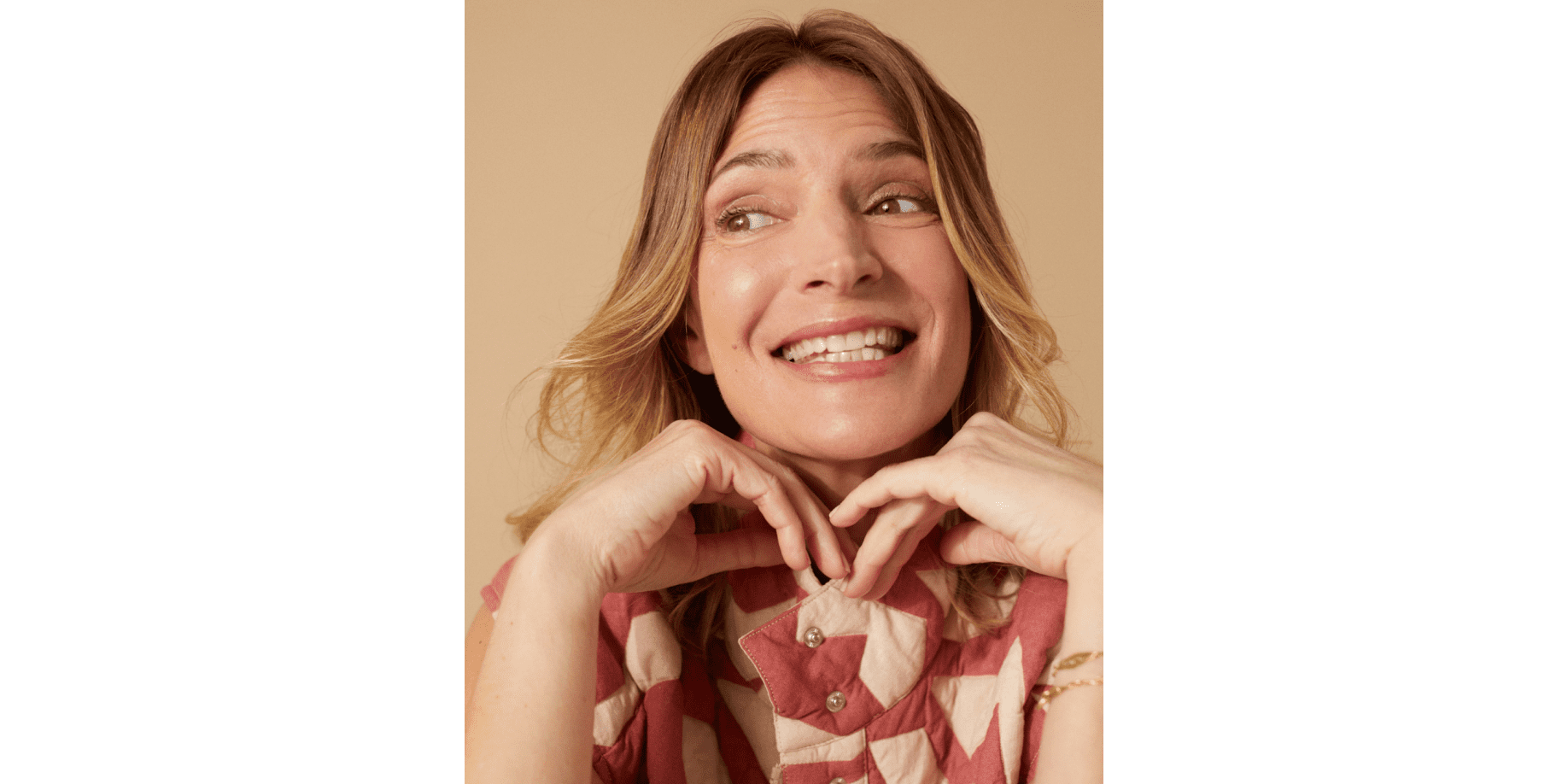 Une femme très expressive qui a des rides sur le front