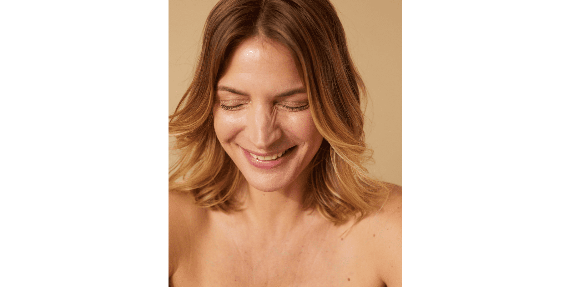 femme souriante avec rides du lapin sur le visage