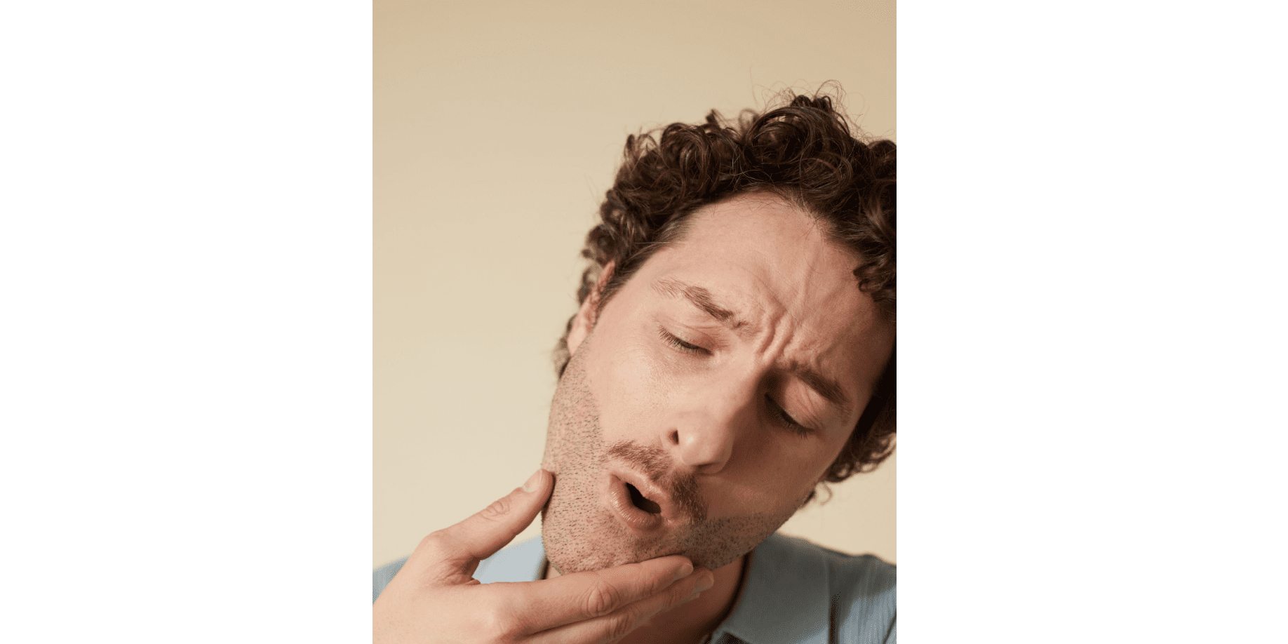 homme avec ride du lion entre les deux sourcils