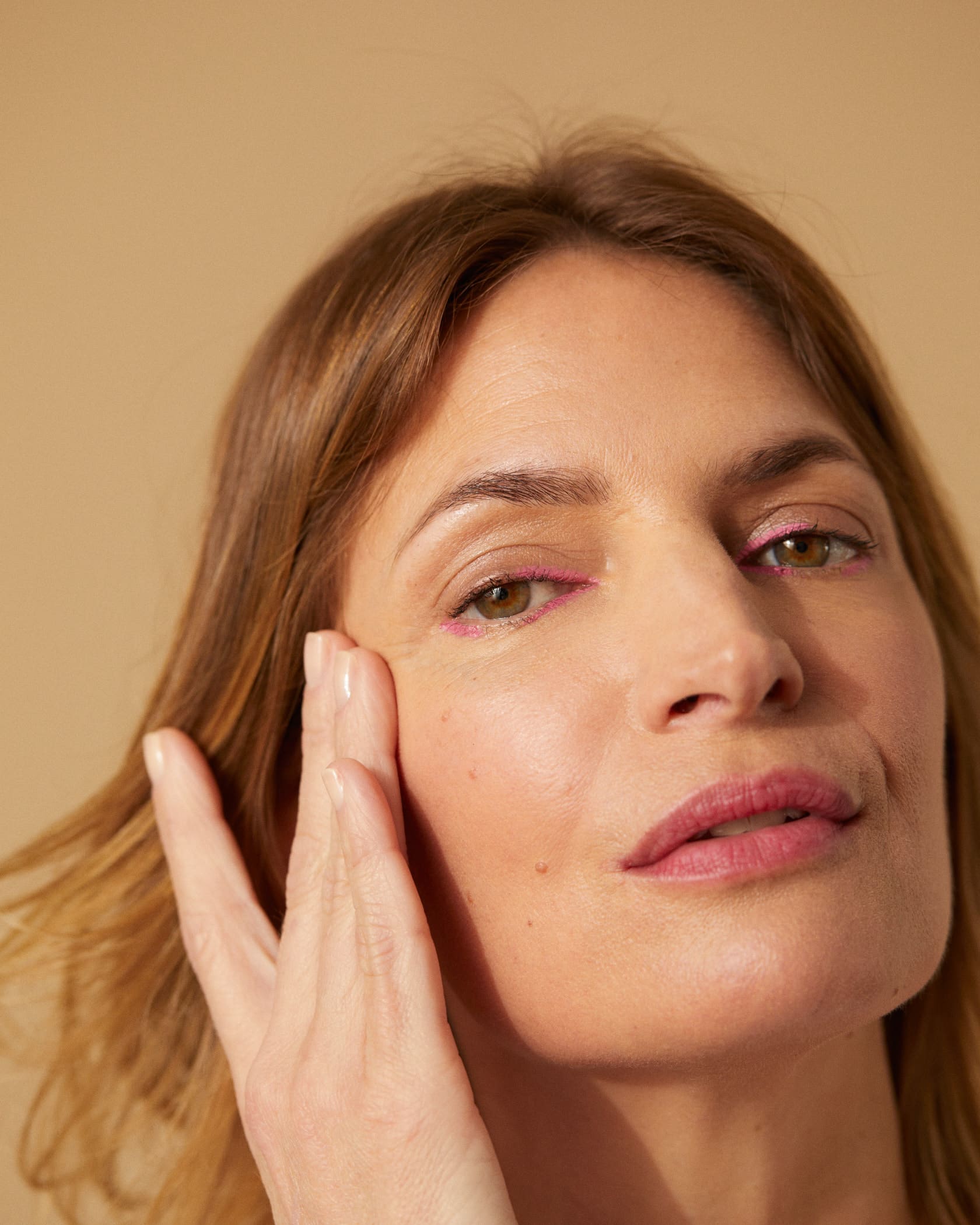 Une personne qui se plaint d'avoir des rides péri-buccales