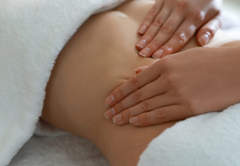 une seance de drainage lymphatique sur une femme atteinte d'endometriose