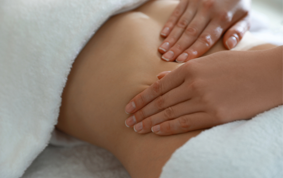 une seance de drainage lymphatique sur une femme atteinte d'endometriose