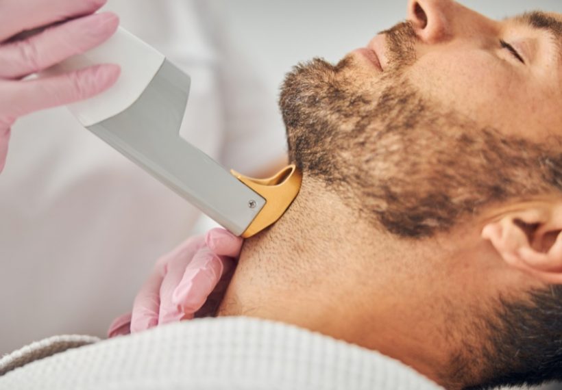 un homme qui fait une séance d'épilation laser pour éviter la repousse