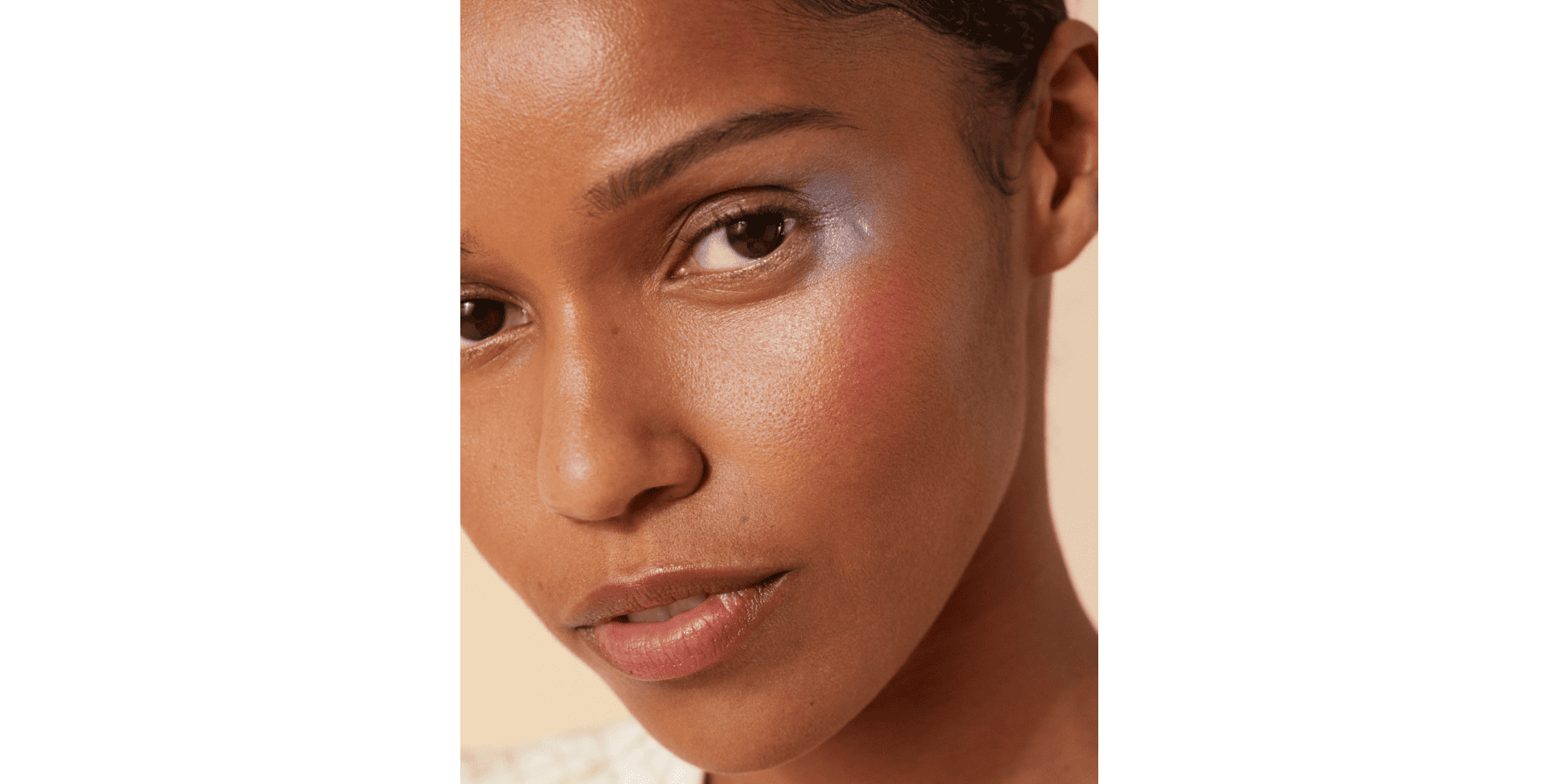 Une femme qui a des sourcils tombants à cause du vieillissement