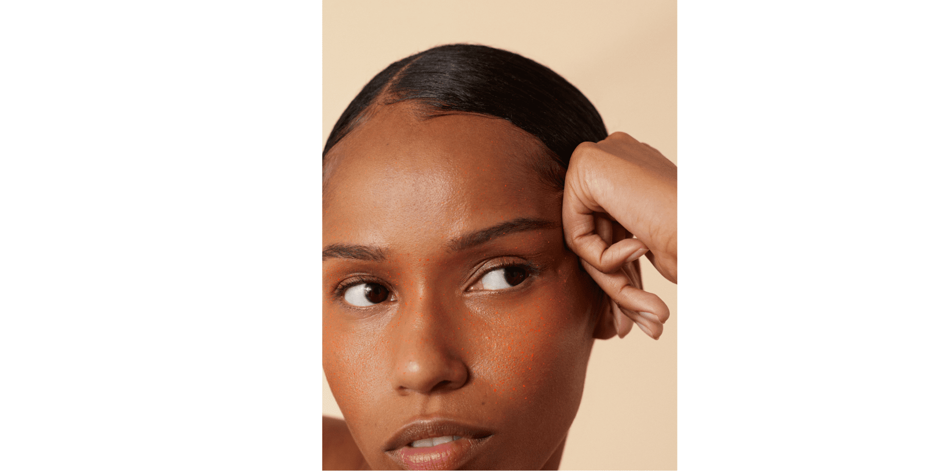 Une femme qui a des taches brunes sur les joues