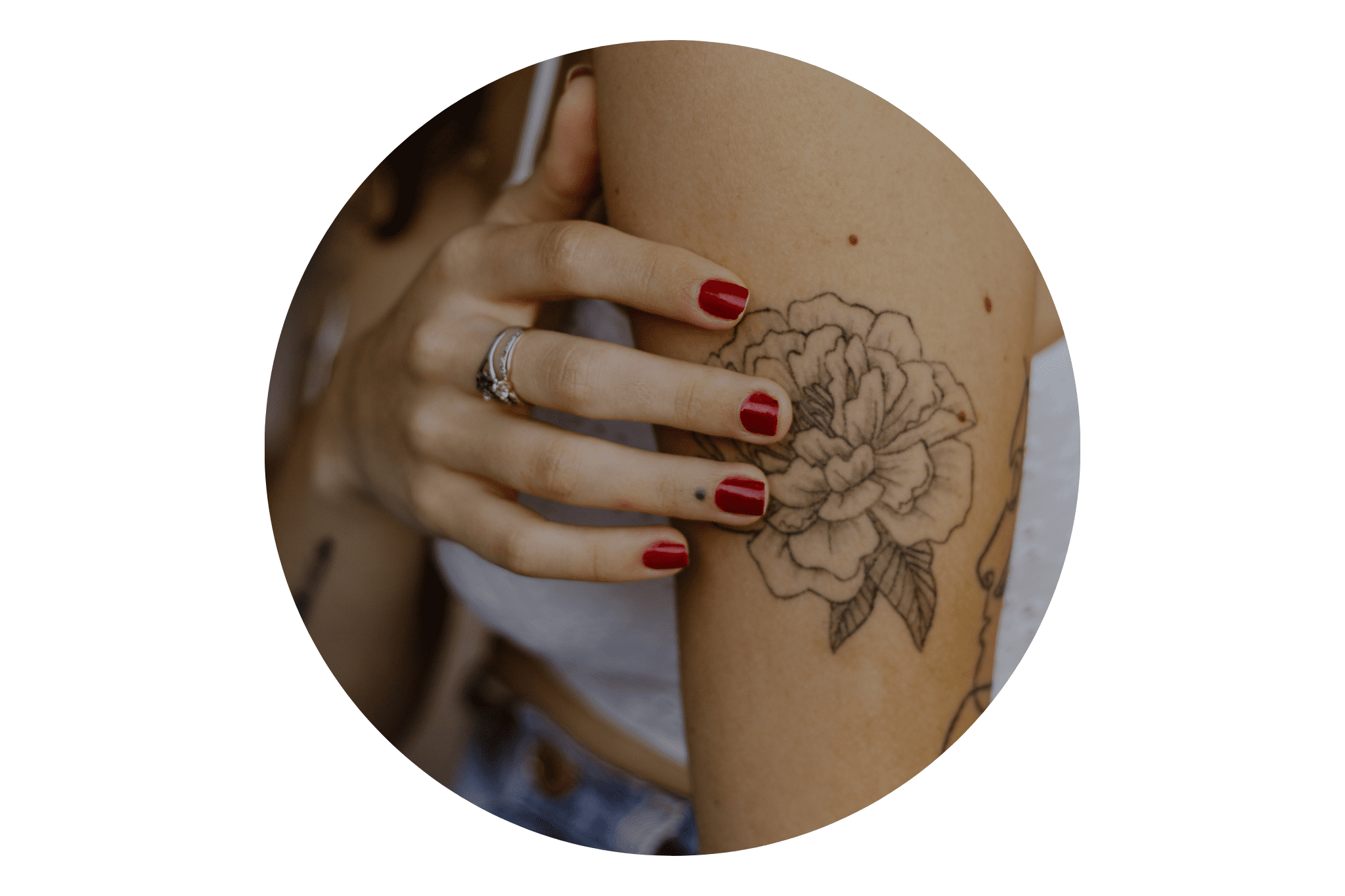 tatouage d'une fleur sur le bras d'une femme