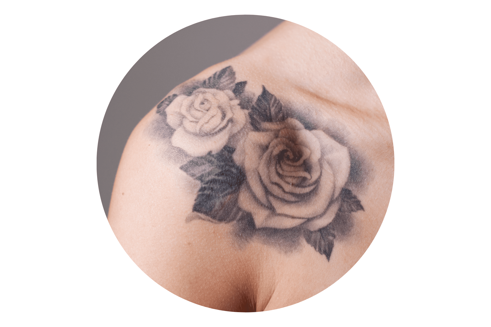 tatouage des deux fleurs sur l'épaule