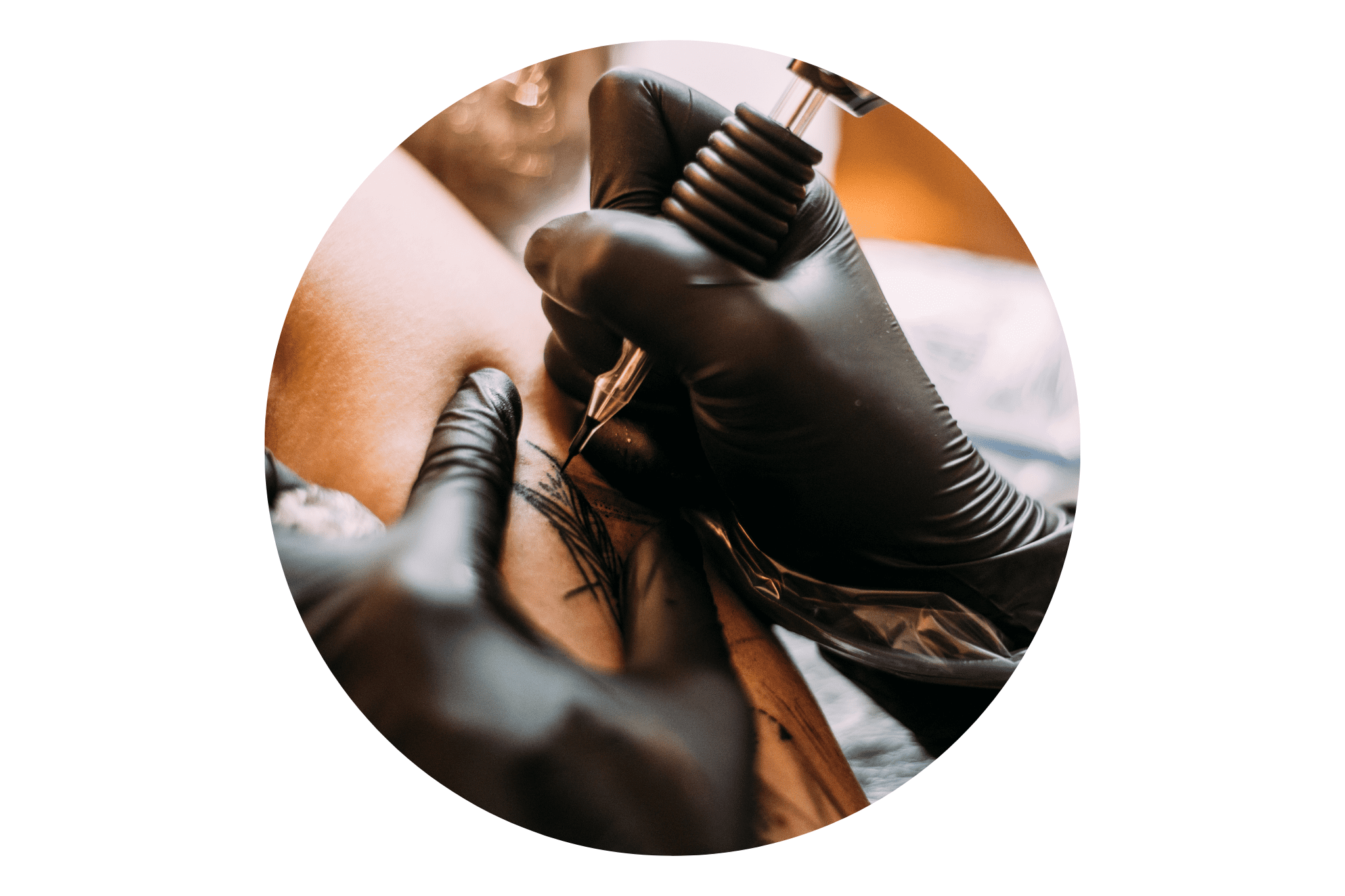 Tatoueur qui fait un tatouage sur le bras d'une femme