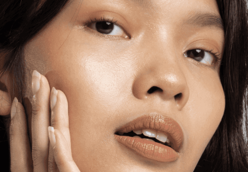 L'ovale du visage d'une femme de carnation asiatique avec peau raffermie et lisse