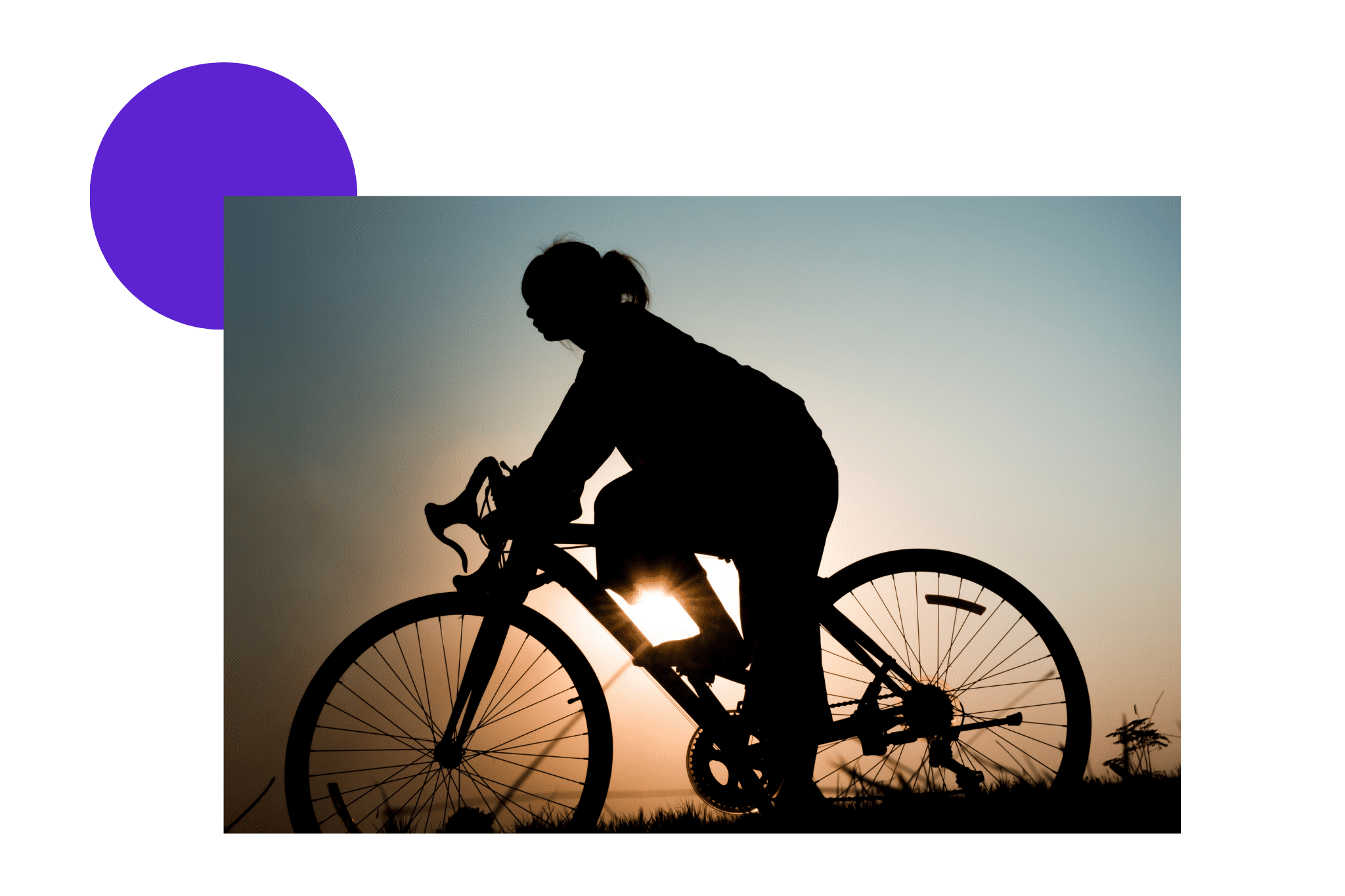 femme qui fait du vélo le soir