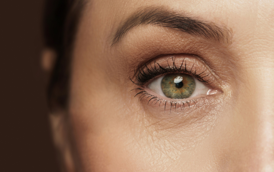 visage de femme régénéré grâce à des ingrédients naturels