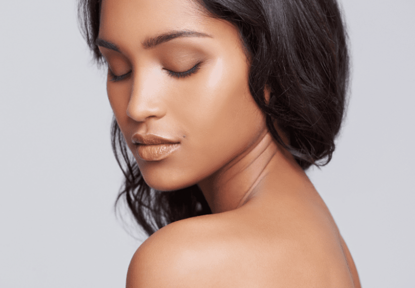 visage éclatant d'une femme indienne