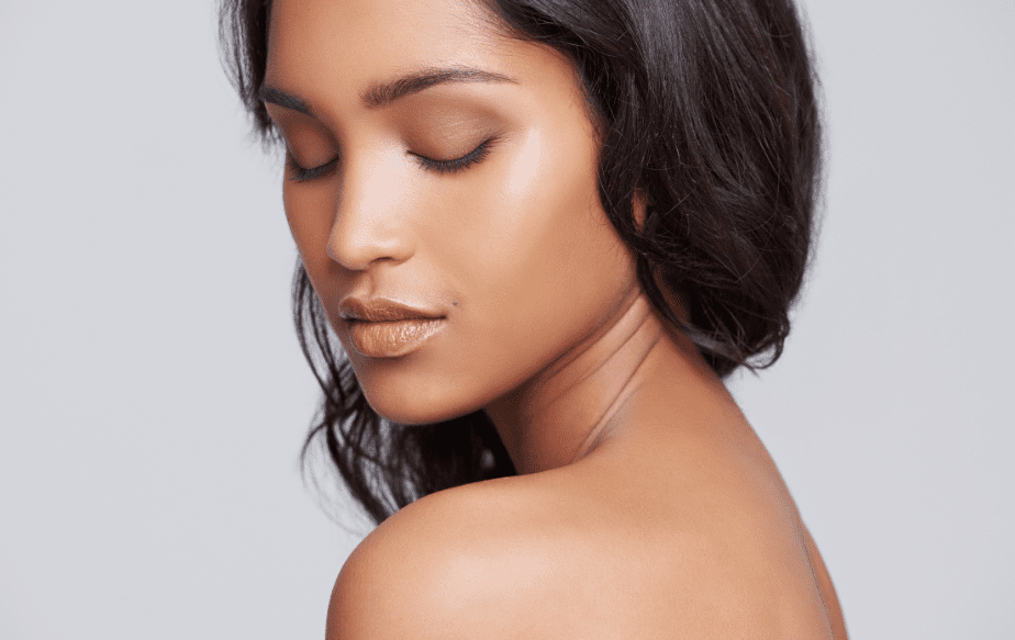 visage éclatant d'une femme indienne