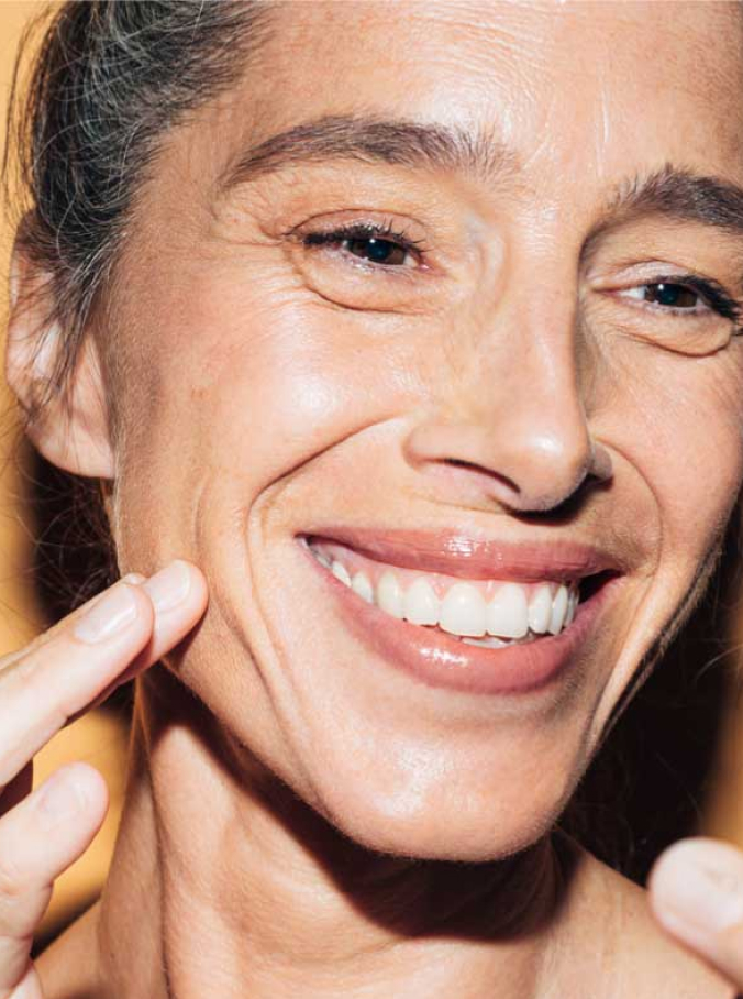 Femme heureuse de son nouveau regard grâce à aesthé